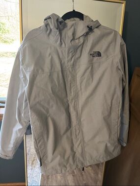 The North Face Light Gray Hooded Shell Jacket Men’s Medium